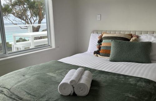 Binalong Bay House | Charming Pipi Shack: Waterfront Retreat at Binalong Bay