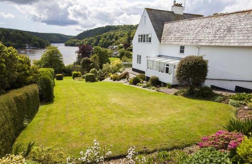 Dittisham House | Pipiriki: Breathtaking Views and Beautiful Gardens Await