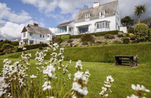 Dittisham House | Pipiriki: Breathtaking Views and Beautiful Gardens Await