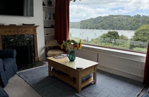 Dittisham House | Pipiriki: Breathtaking Views and Beautiful Gardens Await