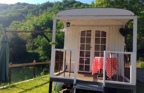 Lachapelle-Auzac House | Relaxing Pipowagen Blagour by Scenic Water Source