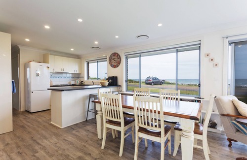 Wallabi Point House | Beachfront Bliss: Pippies on the Beach with Pool & Spa