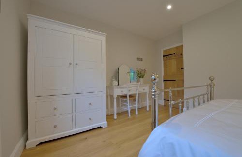 Holt Bed & Breakfast | Top-Rated Pippin Heath House B&B with Kitchen & Breakfast
