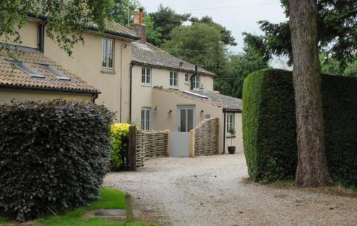 Holt Bed & Breakfast | Top-Rated Pippin Heath House B&B with Kitchen & Breakfast