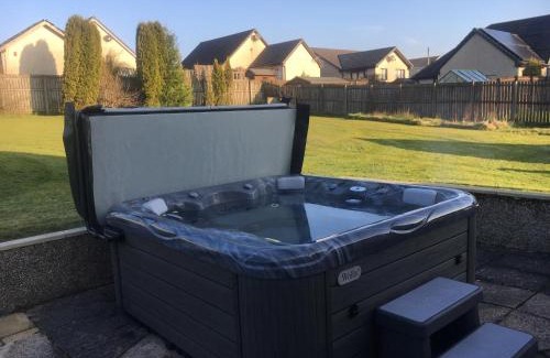 Airdrie House | Relaxing Pippin Cottage with Hot Tub in Scenic Scotland