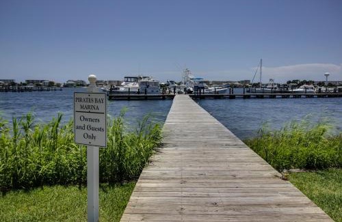 Fort Walton Beach Hotel | Family-Friendly Pirates' Bay Marina II with Pool Access