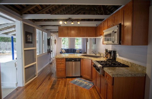 Man O War Cay House | Pirates Den: Oceanfront Escape with Pool and WiFi