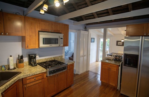 Man O War Cay House | Pirates Den: Oceanfront Escape with Pool and WiFi