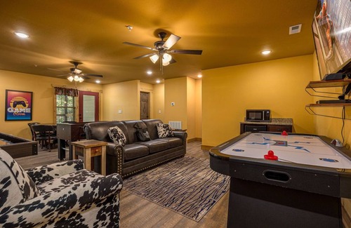Gatlinburg Cabin | Discover Pirates Peak: 5-Star Retreat with Pool & Spa