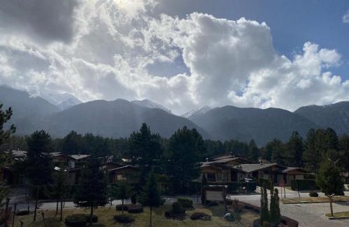 Razlog Apartment | Pirin Golf Private Studio: Pet-Friendly Retreat with a Pool