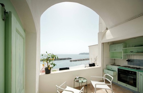 Licola House | Discover Piscārĭa, Procida: Ideal for Families with Kids