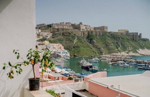 Licola House | Discover Piscārĭa, Procida: Ideal for Families with Kids
