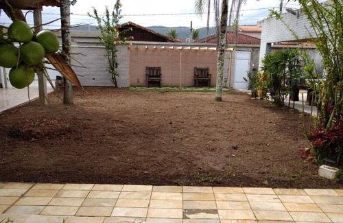 Itanhaem House | Cozy 6-Bedroom Retreat with Ocean View & BBQ Area