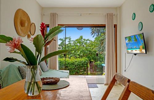 Serra Grande Apartment | Vila Pitangueira: Prime Location with Pool and Hot Tub