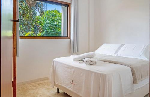 Serra Grande Apartment | Vila Pitangueira: Prime Location with Pool and Hot Tub