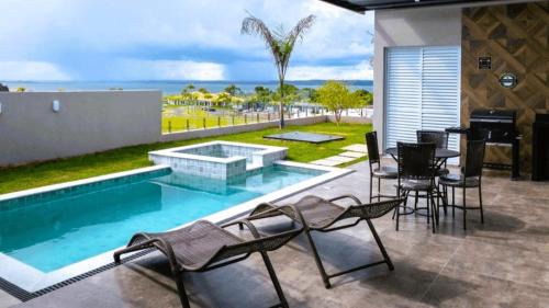 Paranapanema House | Graciosa: Poolside Paradise with Lake Views & Pet-Friendly Fun