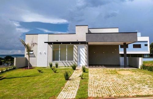 Paranapanema House | Graciosa: Poolside Paradise with Lake Views & Pet-Friendly Fun