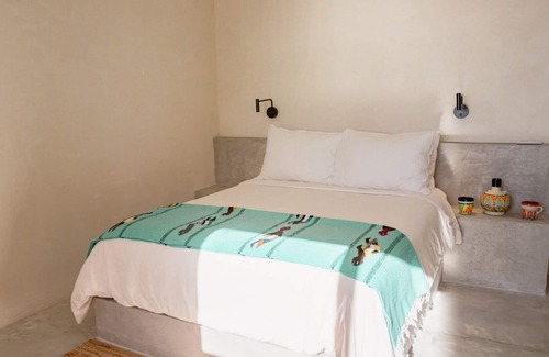 El Pescadero Hotel | Piscina Suite Sur At Topia: Oceanfront Bliss Awaits You
