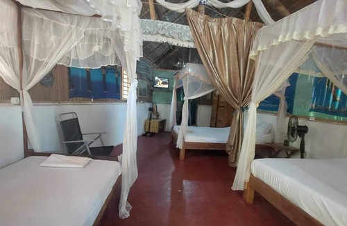 Ambaro House | Discover Piscine Bimoko: Family-Friendly with Pool & Dining