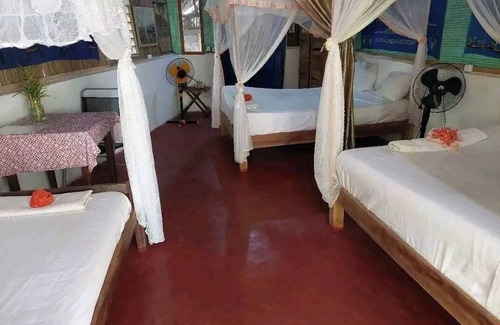 Ambaro House | Discover Piscine Bimoko: Family-Friendly with Pool & Dining