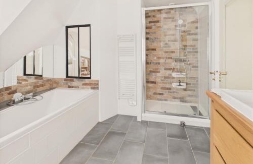 Pleuven House | Piscine chauffée, Grand jardin, maison pour 8