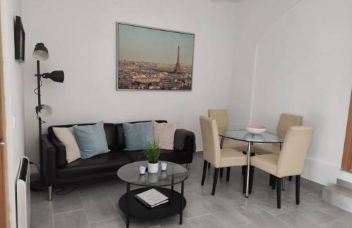 Navas del Rey Apartment | Cozy Retreat with Breakfast and Pet-Friendly Perks