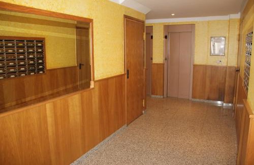 Mino Apartment | Central Piso in Miño: Family-Friendly & Guest Rated 8.9