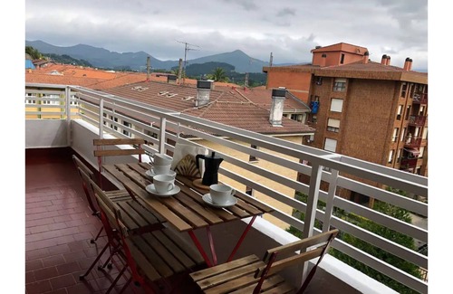 Zubiate Condo | Central and Serene Piso in Gernika - Guest Rated 10/10
