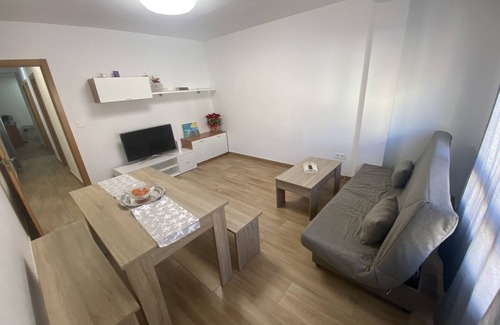 Castello de la Plana Apartment | Renovated Apartment with Spa and Breakfast Near City Center