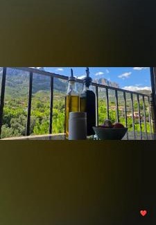 Monistrol de Montserrat Apartment | Cozy Retreat with Breakfast and Mountain Views