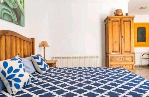 Monistrol de Montserrat Apartment | Cozy Retreat with Breakfast and Mountain Views