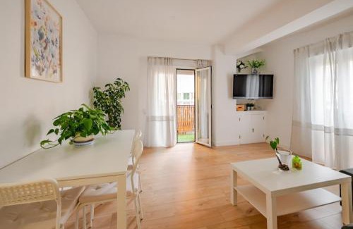 Figares Apartment | Convenient Granada Apartment with Free Parking in the Center