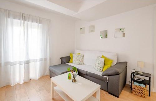 Figares Apartment | Convenient Granada Apartment with Free Parking in the Center