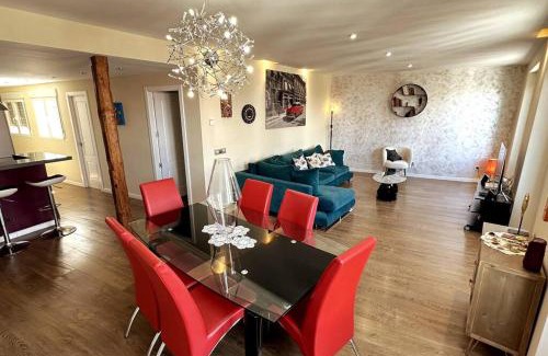 Barrio de La Latina Apartment | Discover La Dolce Vita: Elegant 4-Star Stay in Central Madrid