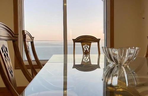Sanxenxo Apartment | Oceanfront Piso in Sanxenxo with Hot Tub & Beach Views