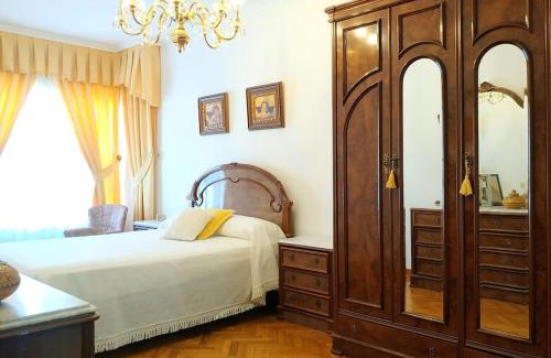 Dean Pequeno Apartment | Spacious Central Apartment with Garage and Kid-Friendly Amenities