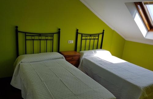 Combarro Apartment | Welcoming Piso Maceira Combarro: Family-Friendly Retreat