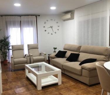 Santa Cruz de la Zarza Apartment | New Piso in Plaza de la Constitución: Guest Rated 9.3
