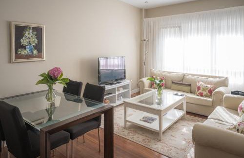 Mundaka Apartment | New Oceanfront Retreat in Central Mundaka - Rated 9.8