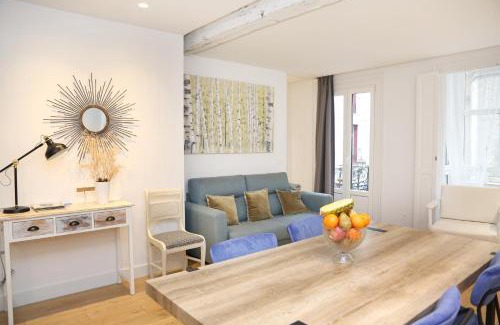 Bilbao Old Town Apartment | Elegant Piso Reformado with Cathedral Views & High Ratings