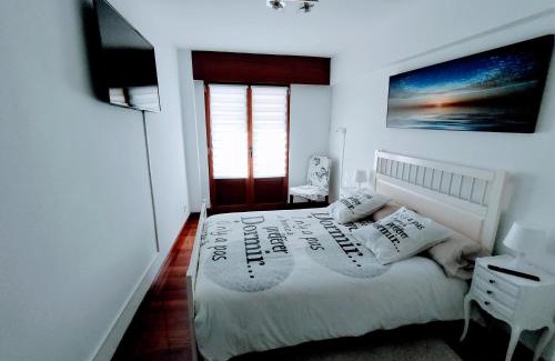 Mundaka Apartment | Inviting Piso Turístico Mundaka with Ocean View & Pool