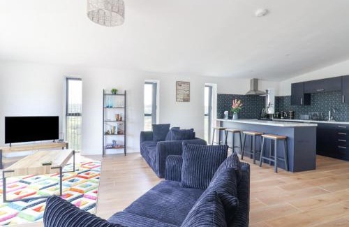 Honiton House | Discover Comfort at Pit Close - Pet and Child Friendly Stay