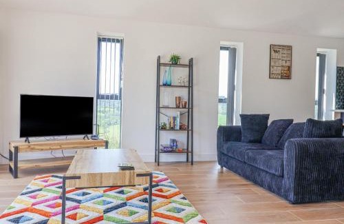 Honiton House | Discover Comfort at Pit Close - Pet and Child Friendly Stay