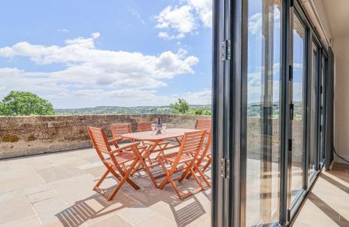 Honiton House | Discover Comfort at Pit Close - Pet and Child Friendly Stay