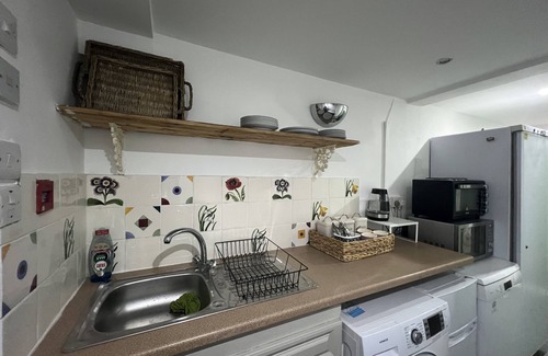 Trafford Apartment | Cozy Basement Studio Near Old Trafford - Child-Friendly Stay