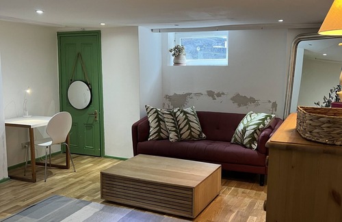 Trafford Apartment | Cozy Basement Studio Near Old Trafford - Child-Friendly Stay