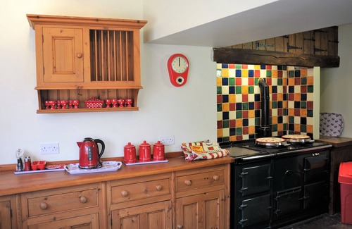 Chipping Campden House | Elegant Pitchers: Grade 11 Cotswold Home in Chipping Campden