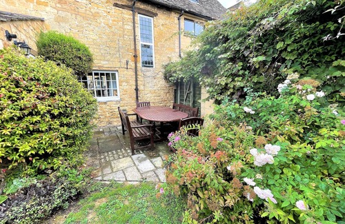 Chipping Campden House | Elegant Pitchers: Grade 11 Cotswold Home in Chipping Campden