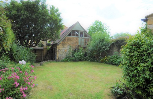 Chipping Campden House | Elegant Pitchers: Grade 11 Cotswold Home in Chipping Campden