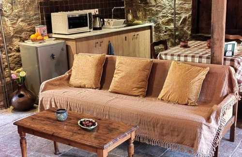 Askas House | Welcoming Pitharia: Family-Friendly Stay with Breakfast